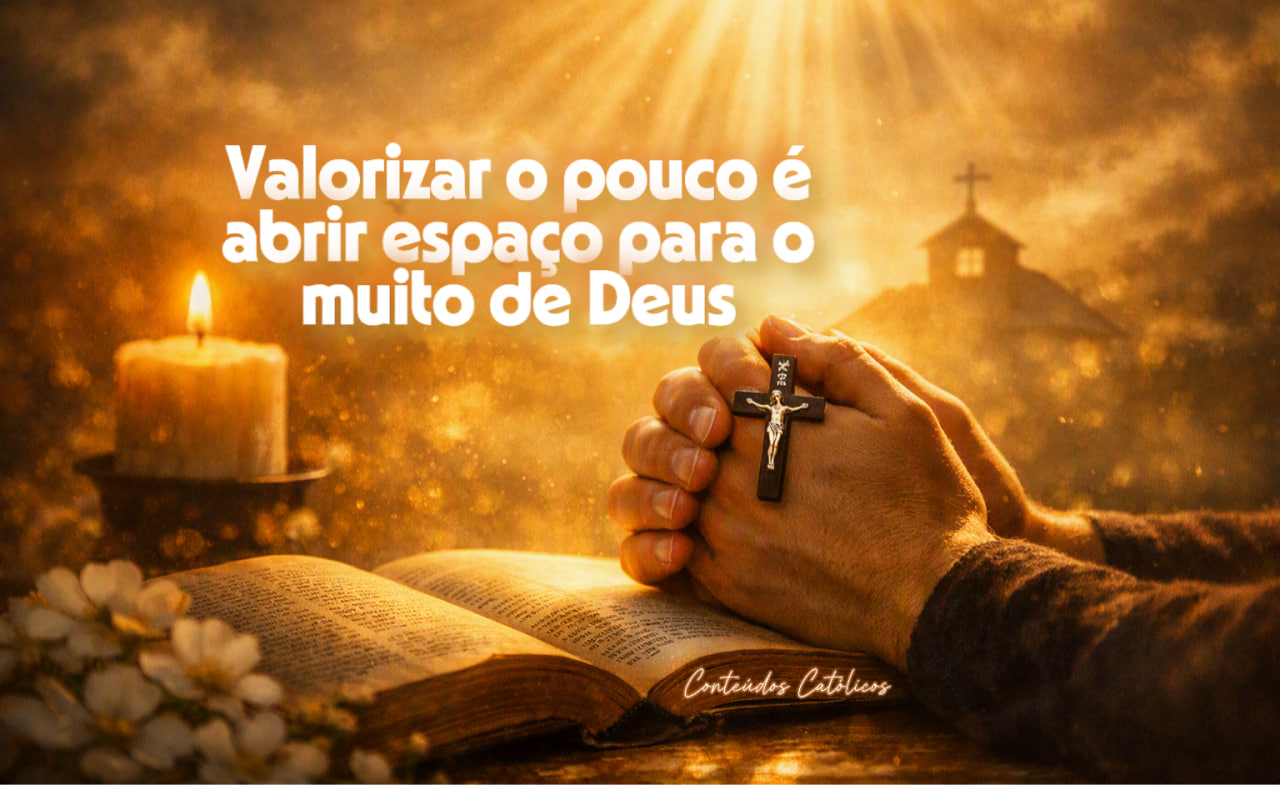 Mão segurando crucifixo sobre Bíblia aberta, vela acesa ao lado, fundo dourado com igreja e texto.