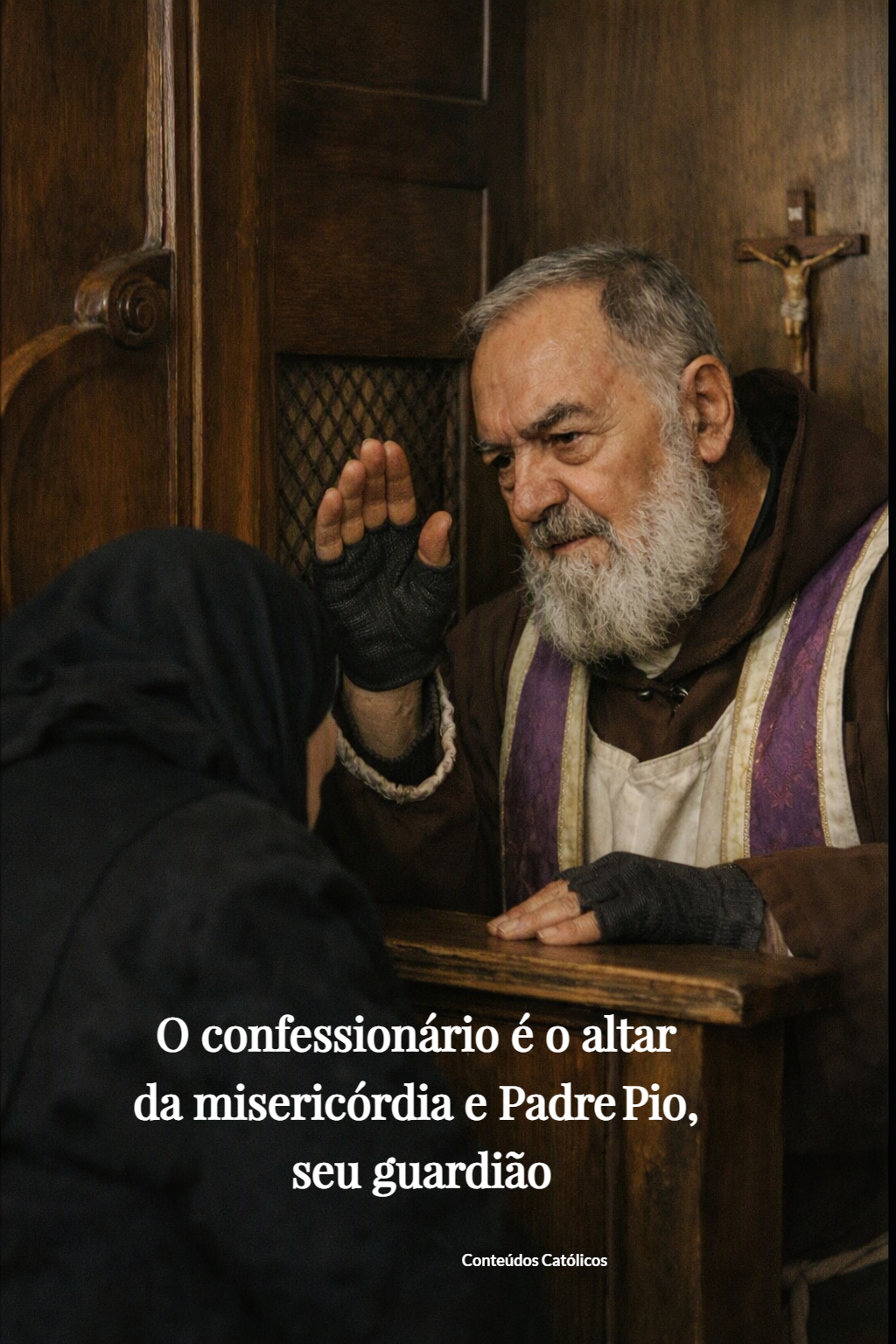 Padre Pio, idoso com barba branca, em confessionário de madeira, levantando a mão, com crucifixo ao fundo.