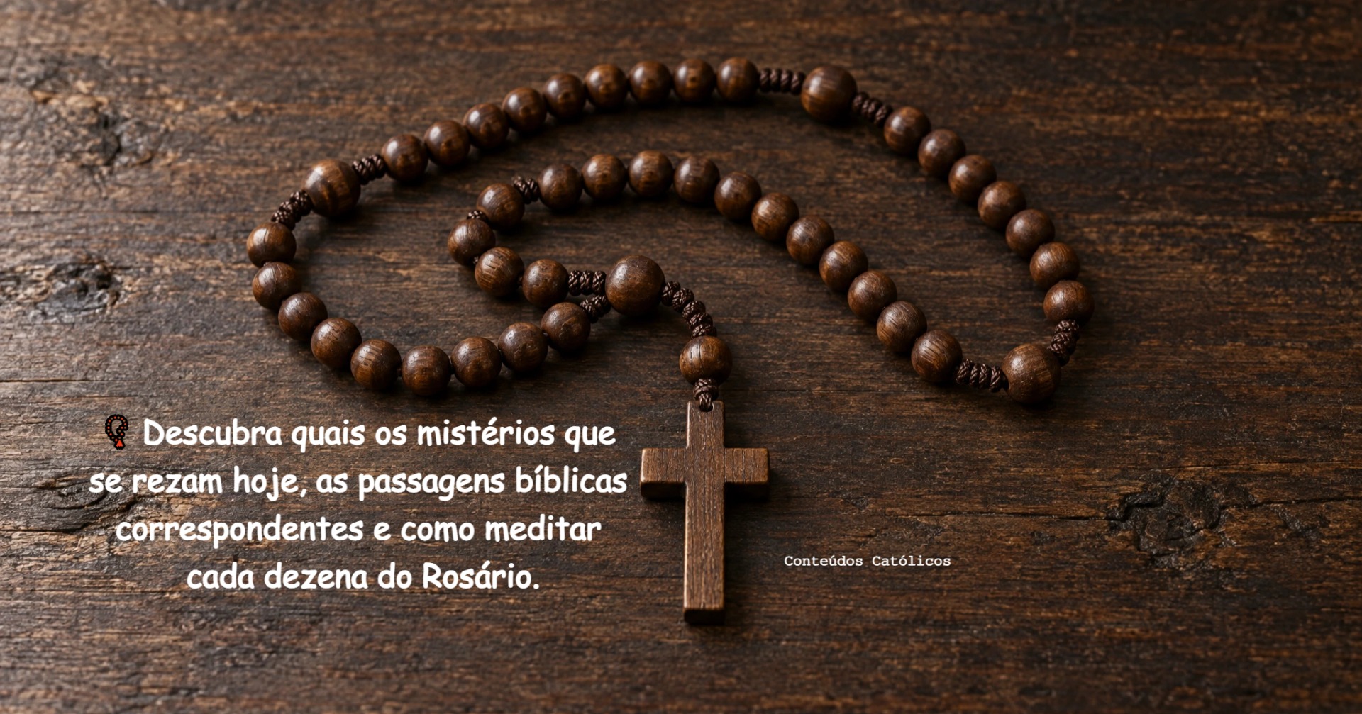 Virgem Maria coroada segura rosário e menino com cruz, céu nublado e crianças orando ao fundo.